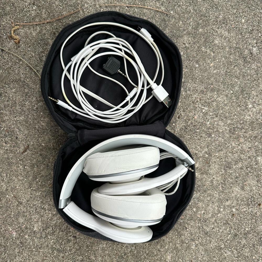 Everest Elite700 white JBL bluetooth noice canceling headphones.